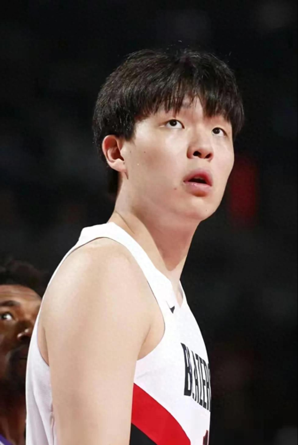 芒果配资 杨瀚森5分钟2分1篮板完成首秀, 恩师刘维伟跨越重洋, 现场见证